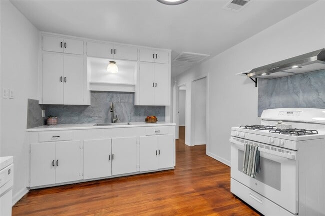 Building Photo - 807 1/2 Fisher Street Unit