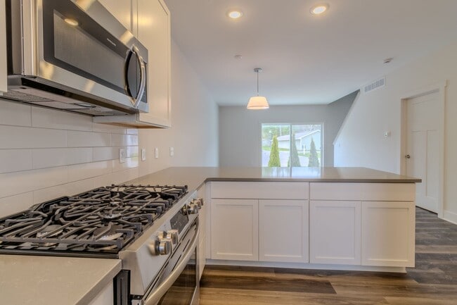 Building Photo - Premier Place and Premier Living!