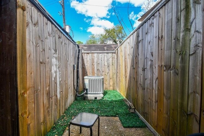 Building Photo - 6304 Riverview Way