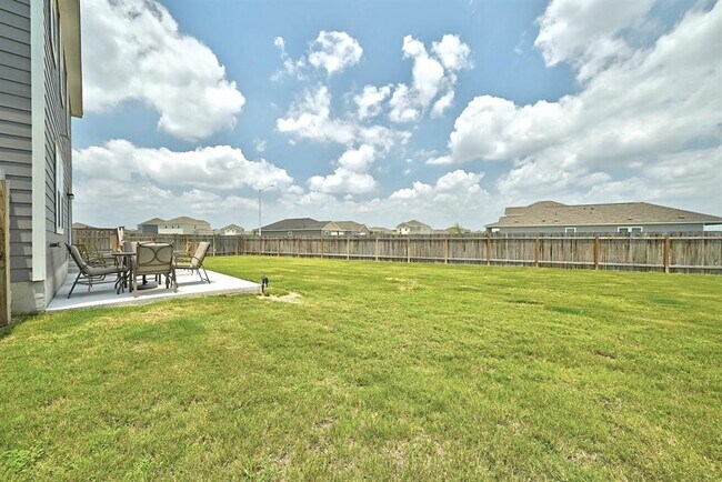 Building Photo - 215 Rubrum Rd