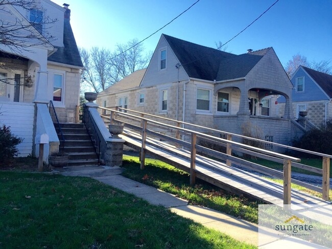 Building Photo - 3043 Pinewood Ave