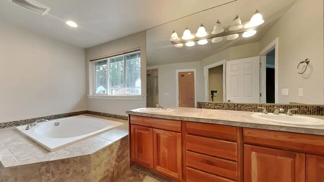 Building Photo - Redmond Bear Creek 4 Bedroom 2.5 Bath home