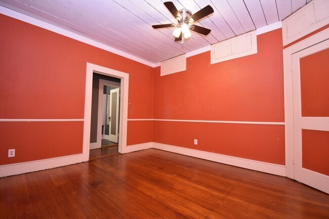 Building Photo - Recently Updated 3 Bedroom House