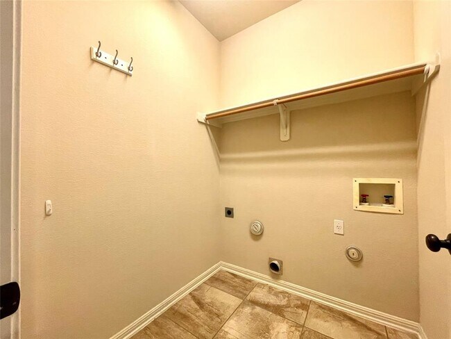 Building Photo - 20625 Farm Pond Ln