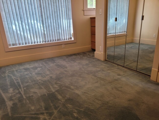 Building Photo - 3 bedroom 2 bath