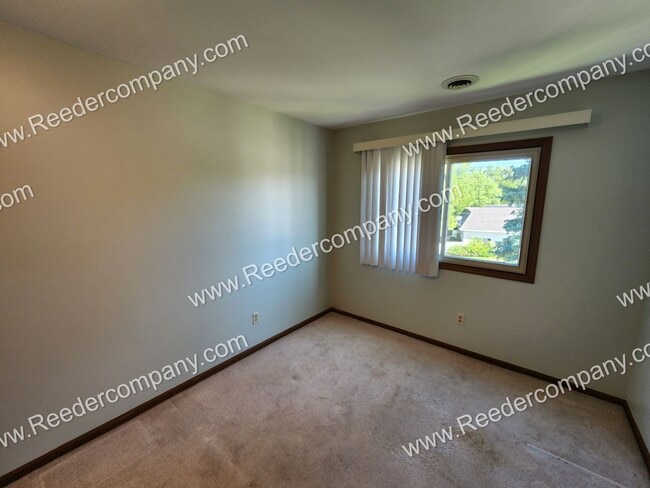 Building Photo - 2 Bedroom / 1 Bath Condo