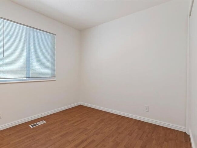 Building Photo - West Valley Clean & Affordable 2 bed, 1 bath apt