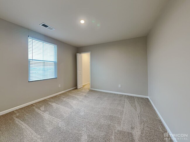 Building Photo - 656 McCormick Ln