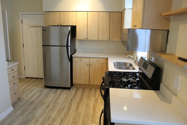 Building Photo - 527 N Marshfield Ave