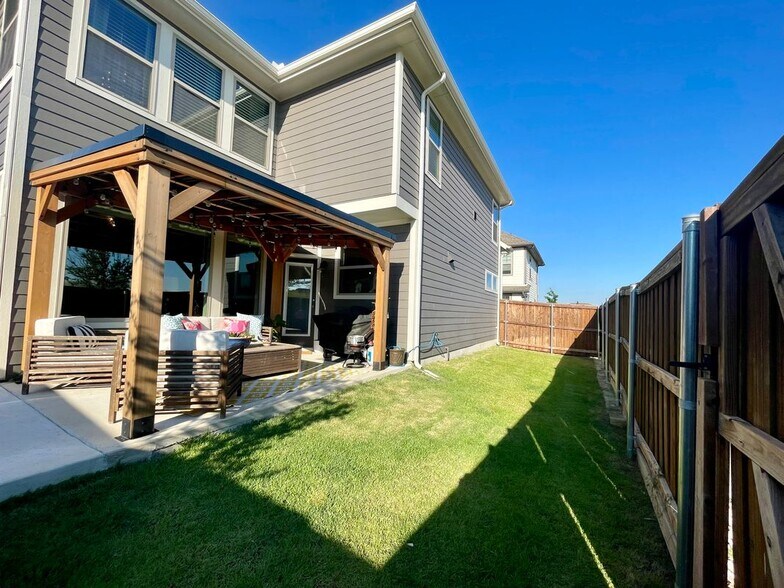 Building Photo - 14225 Walsh Ave