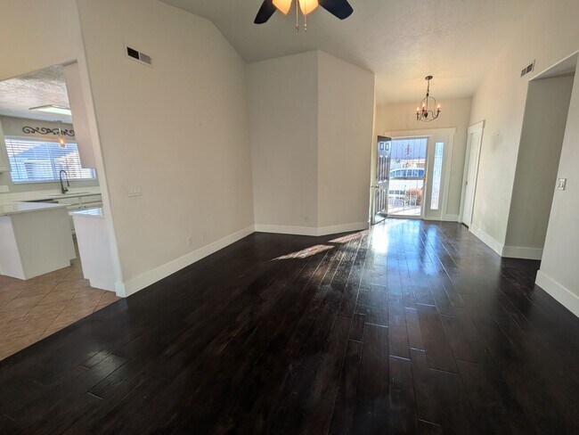 Building Photo - Low-Maintenance Living in the Heart of St. George