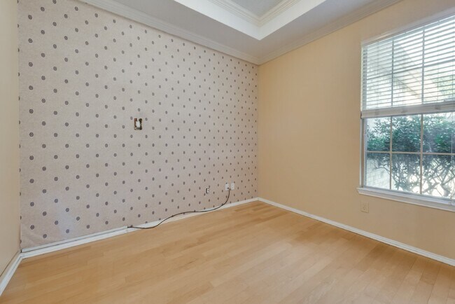 Building Photo - Beautiful 3-2 on unbelievable corner lot w...