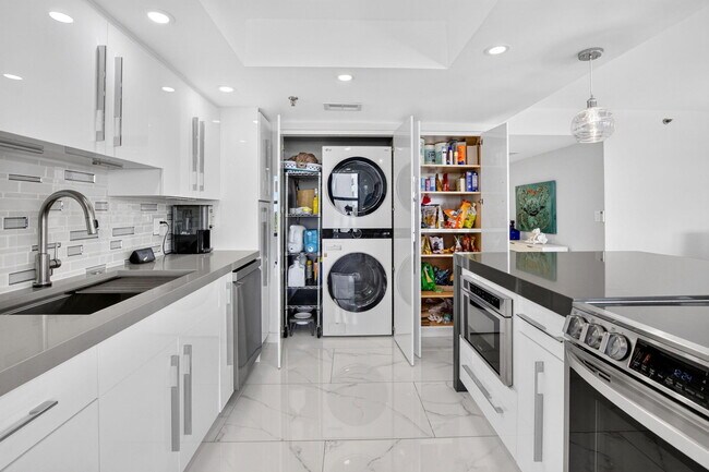 Building Photo - 3115 S Ocean Blvd