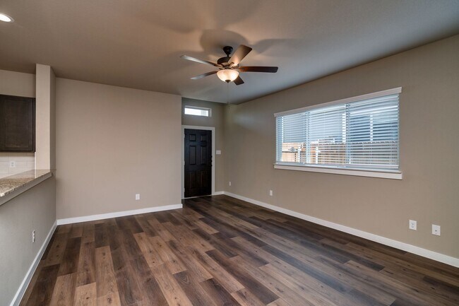 Building Photo - GORGEOUS 3 BEDROOM DUPLEX LOCATED IN MIDLO...