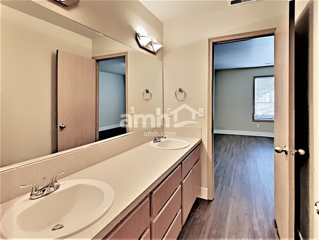 Building Photo - 2609 NE 105th Ct