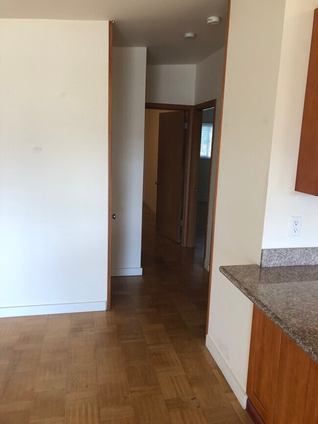 Building Photo - Beautiful 2-Bedroom Apartment with Stunnin...