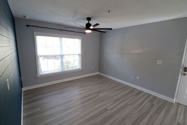 Building Photo - Newly renovated first floor condo! 2 bedrooms