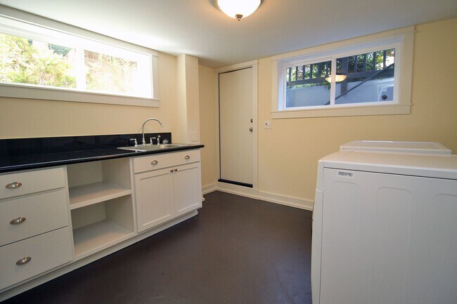 Building Photo - Beautifully Updated 5 Bedroom/3.5 Bath Irvington Craftsman Bungalow!