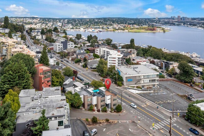 Building Photo - Modern Townhouse with Rooftop Deck & Skyli...
