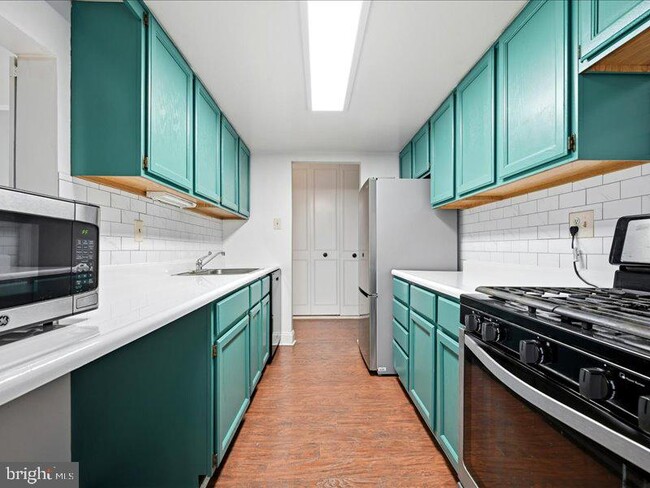 Building Photo - 421 Drummers Ln