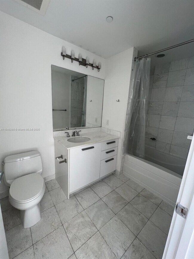 Building Photo - 1060 Brickell Ave