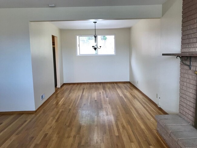 Building Photo - Delightful SSF 3 bed/2 bath Home