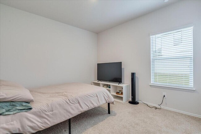 Building Photo - 125 Frogmore Lp