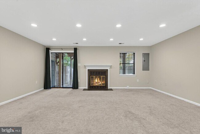 Building Photo - 8605 Western Oak Dr