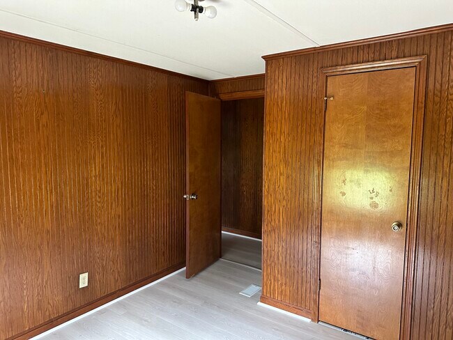 Building Photo - 1053 Pointe Claire Dr