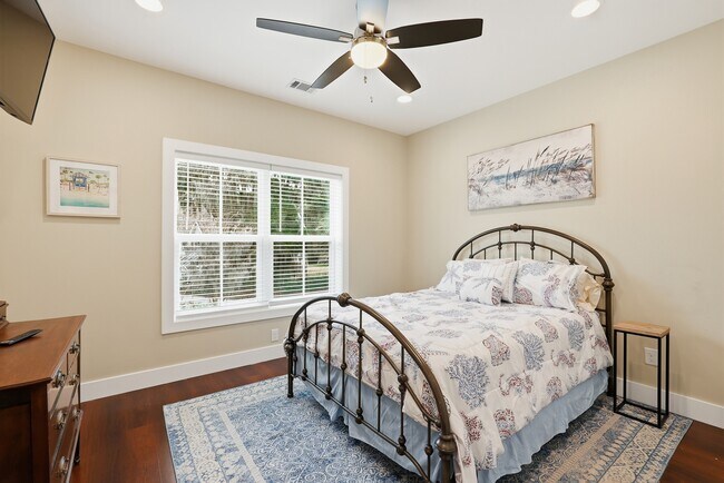 Building Photo - Prime Coastal Location!