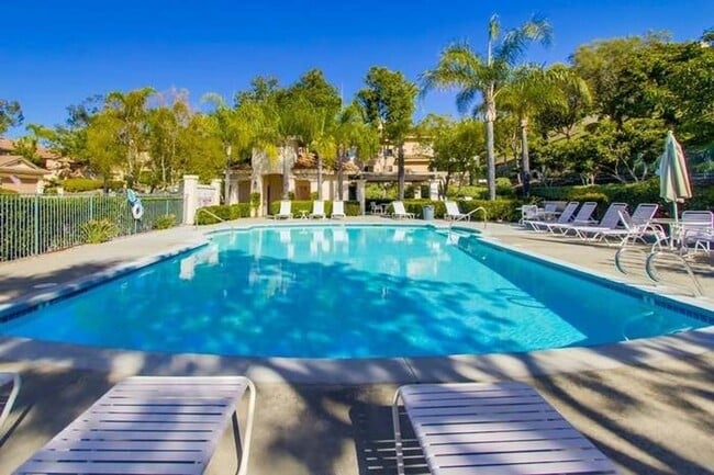Building Photo - Beautiful 3 Bedroom 2.5 Bathroom home over...
