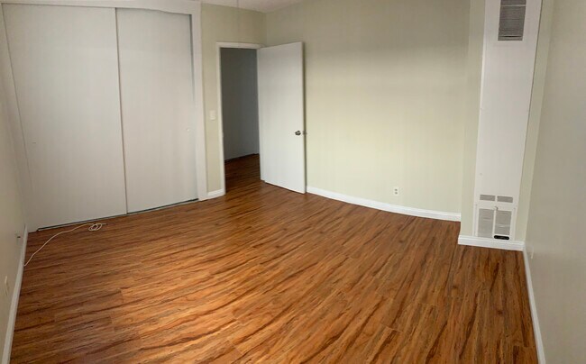 Building Photo - 414 E Cedar Ave