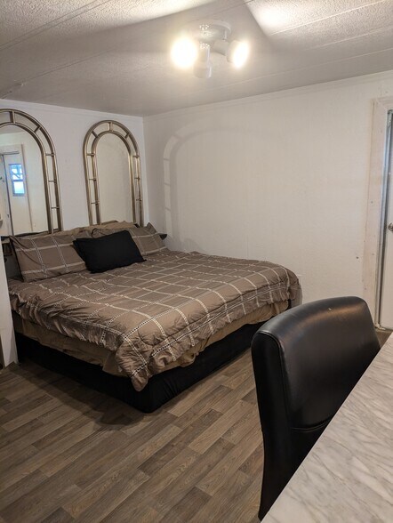 Large size bed - 9838 Lake Dr
