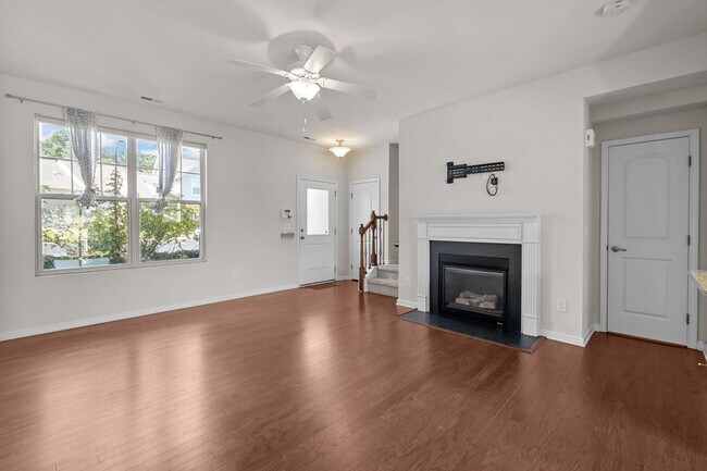 Building Photo - Modern 3-Bed Townhome in Thompson Ridge – ...