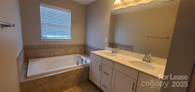 Building Photo - 1764 Evergreen Dr