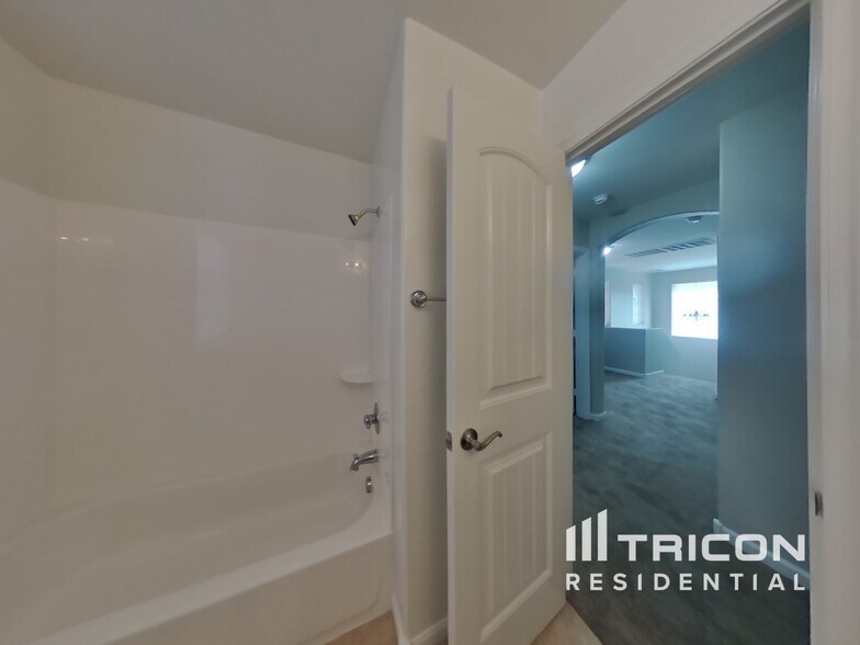 Building Photo - 1420 S Ponderosa Dr