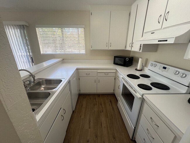 Building Photo - Beautiful 2 bed 1.5 bath end unit Condo in...
