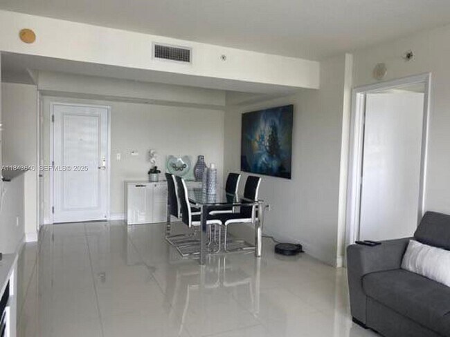 Building Photo - 1861 NW S River Dr