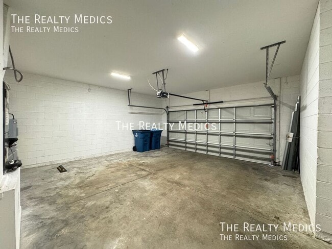 Building Photo - 2570 SE Rayburn Ave