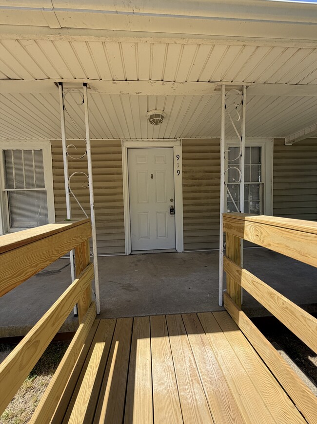 Building Photo - 919 N Walnut St