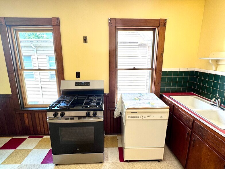 Kitchen Appliances - 104 Hancock St