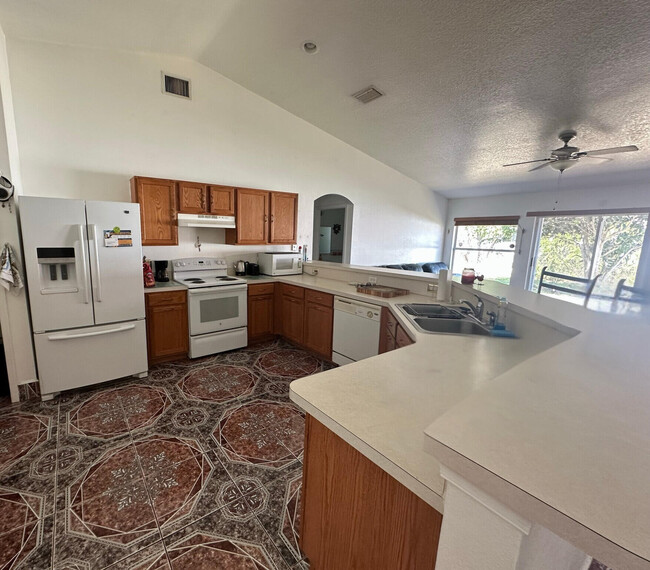 Building Photo - 1361 SW Gastador Ave