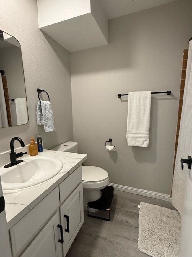 Building Photo - Beautiful Marina View Condo