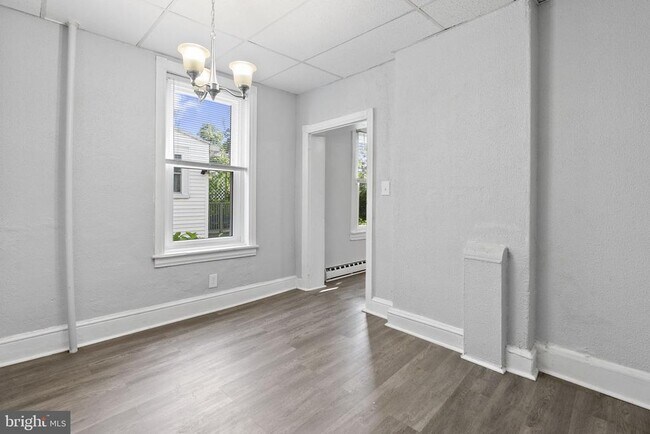 Building Photo - 832 Stanbridge St