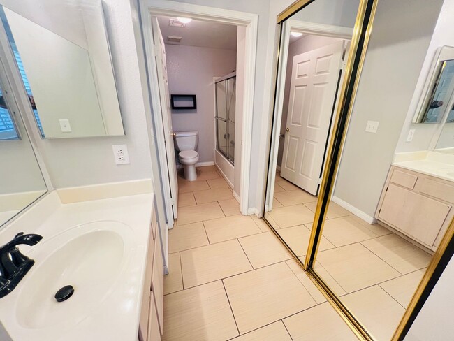 Building Photo - 2 Bed downstairs unit