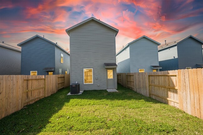 Building Photo - 919 Pertuso Ln