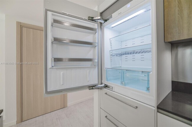 Building Photo - 1000 Brickell Plaza