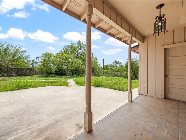 Building Photo - Charming 3-Bedroom Home with Spacious Livi...