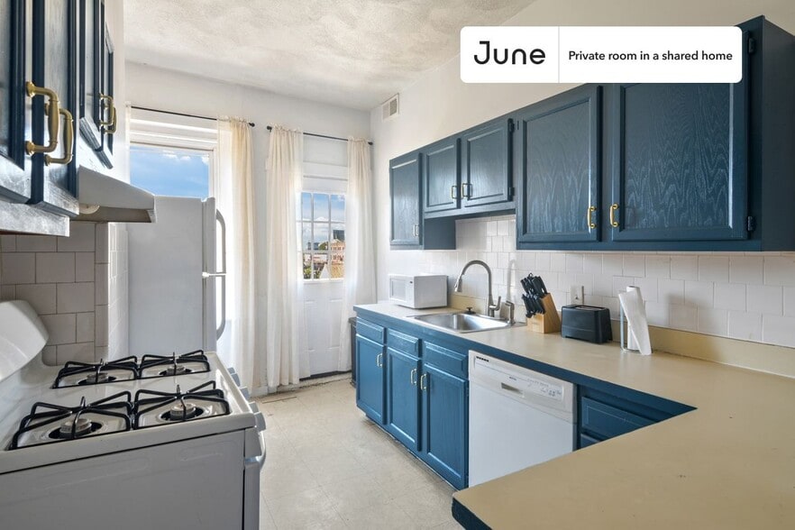 Building Photo - Room in Shared 4 bed/1 bath home in Allston