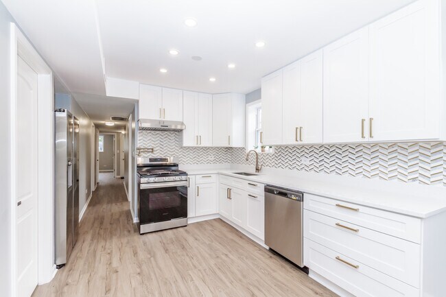 Building Photo - 1343 W 31st St